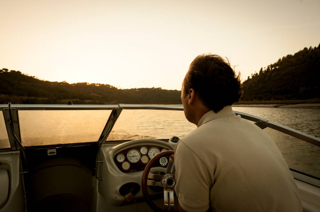Passeio de barco ao fim do dia: toda a calma do Rio Mira