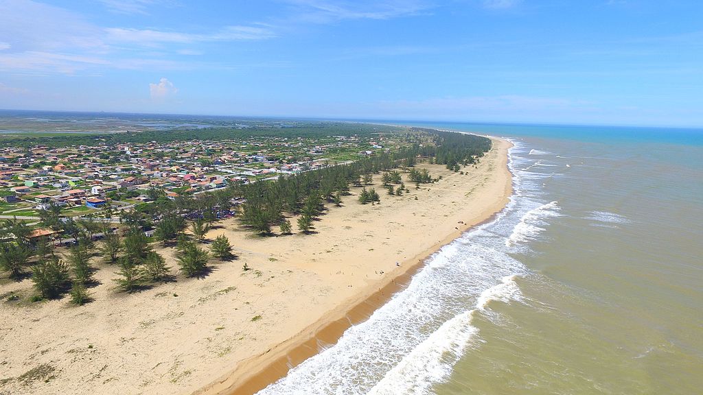 A extensa Praia do Farol de São Tomé é uma das mais movimentadas do norte do Rio de Janeiro