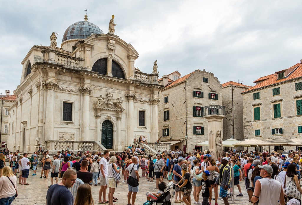 Turistas na Igreja Saint Blaise, em Dubrovnik, na Croácia
