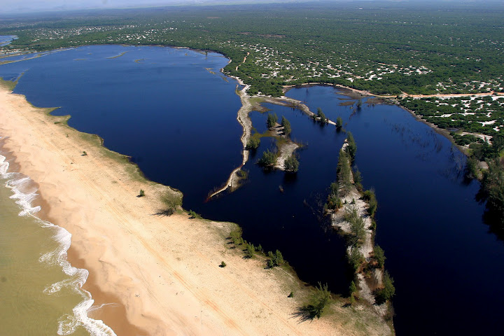 As lagoas do Parque Nacional da Restinga de Jurubatiba ficam ao lado da Praia de João Francisco, em Quissamã