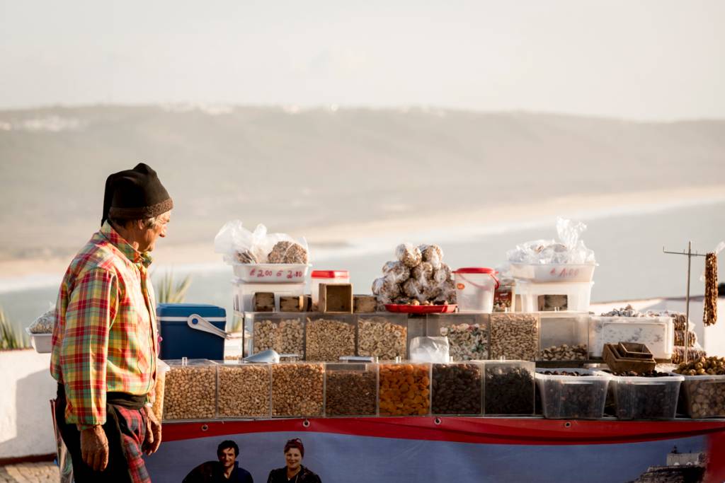 Vendedor de frutos secos no Sítio da Nazaré: belo visual