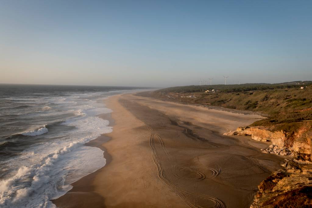 A Praia do Norte vista do alto, a um mês da temporada das ondas gigantes começar
