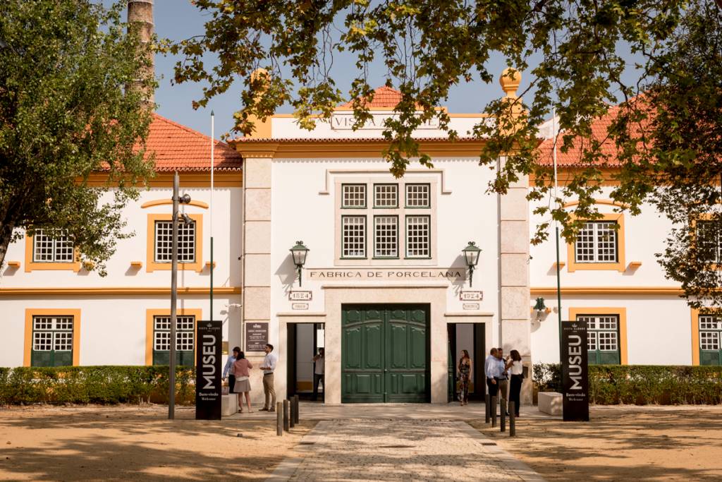 A entrada do museu, no edifício da antiga fábrica: viagem no tempo