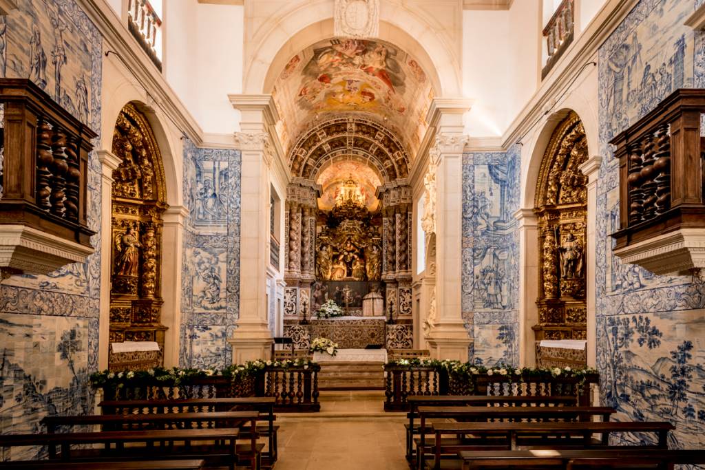 O interior da capela do século 17: lindos painéis de azulejos