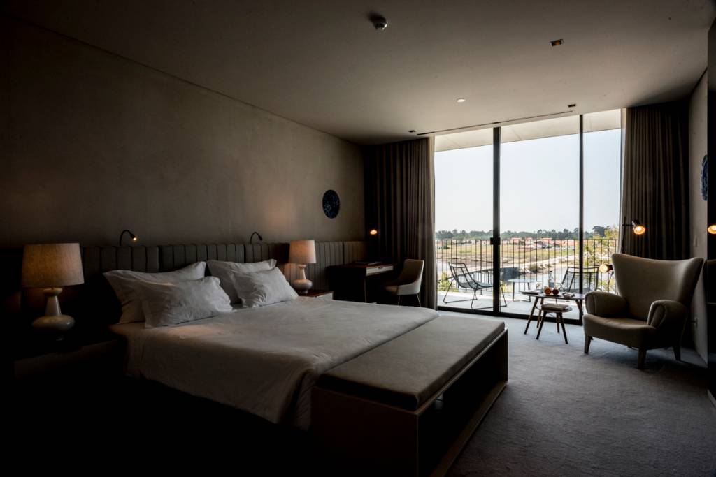 Um dos quartos do hotel: décor minimalista e elegante