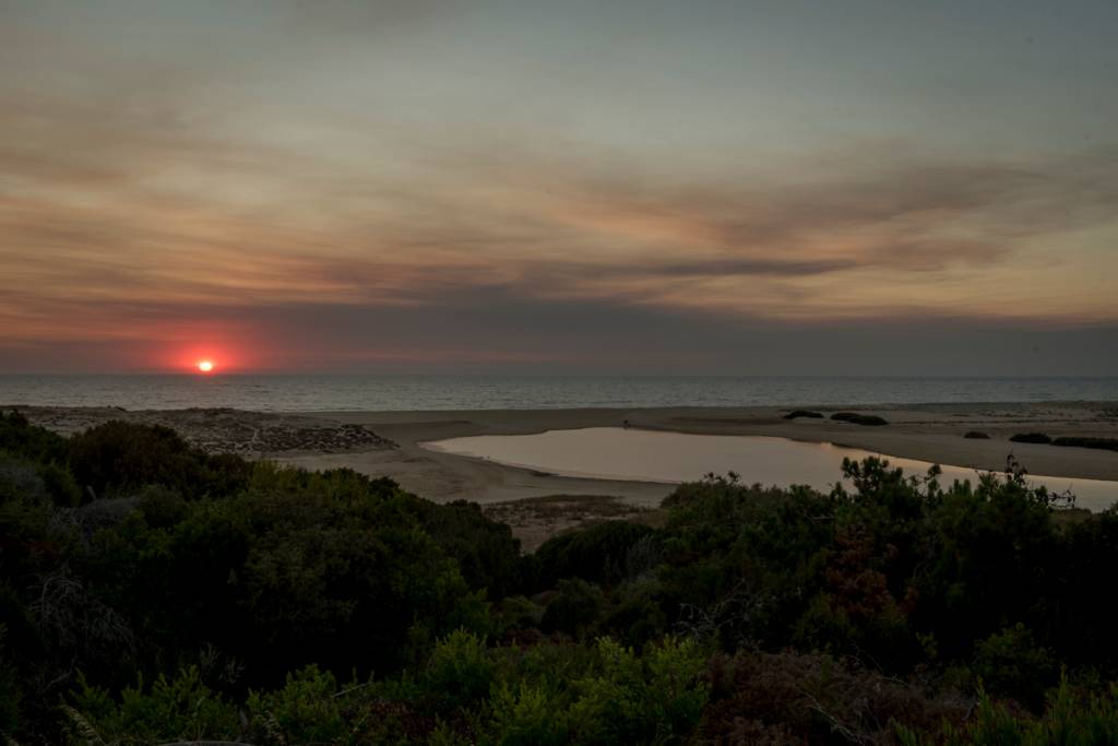 O sol se pondo no mar: um espetáculo