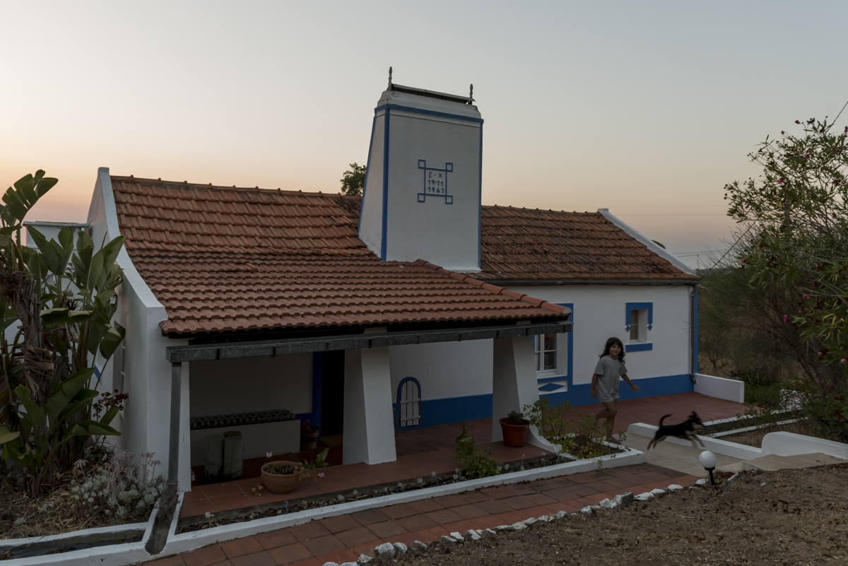 É uma casa portuguesa, com certeza: caiada de branco, com detalhes azuis