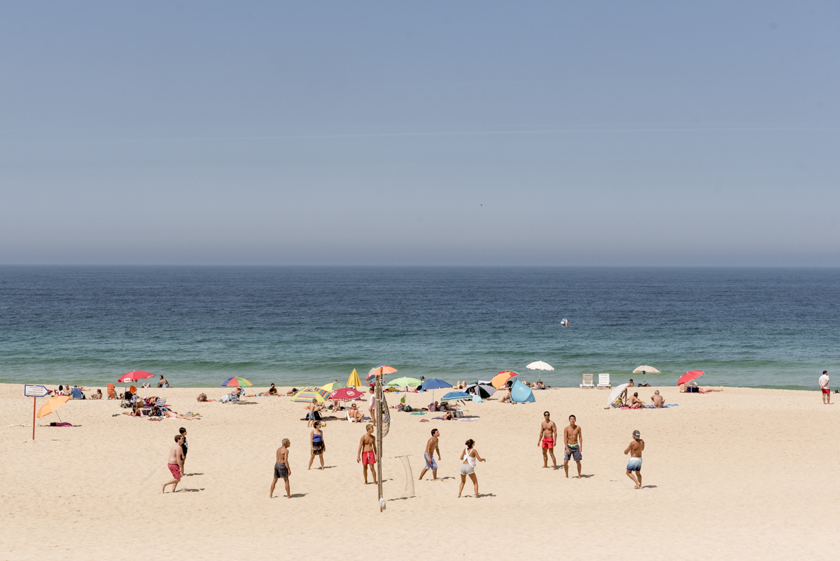 Praia cheia na medida certa: viva o verão português!
