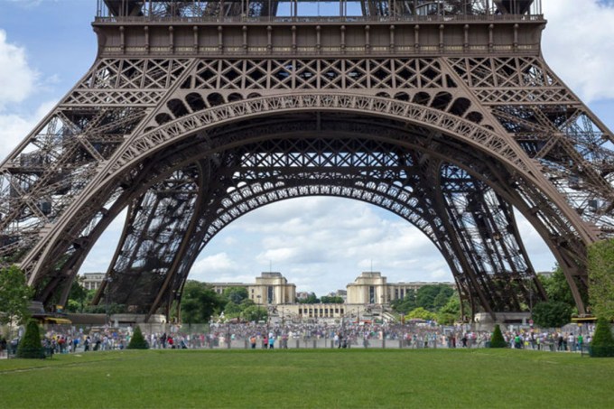 Projeto de como vai ficar a Torre Eiffel quando o muro de vidro blindado ficar pronto em 2018