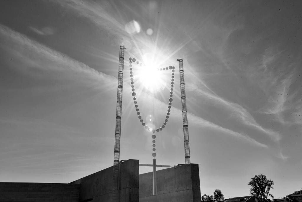 Suspensão, terço de 28 metros de altura criado pela artista portuguesa Joana Vasconcelos para a comemoração do centenário das aparições