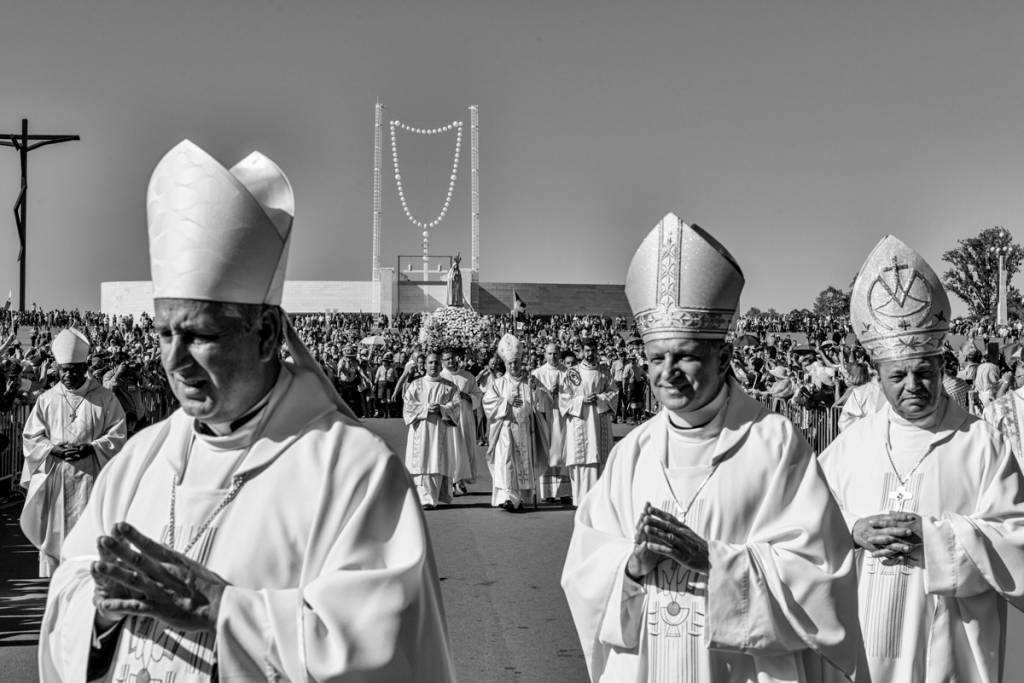 A imagem de Nossa Senhora em procissão pelo santuário