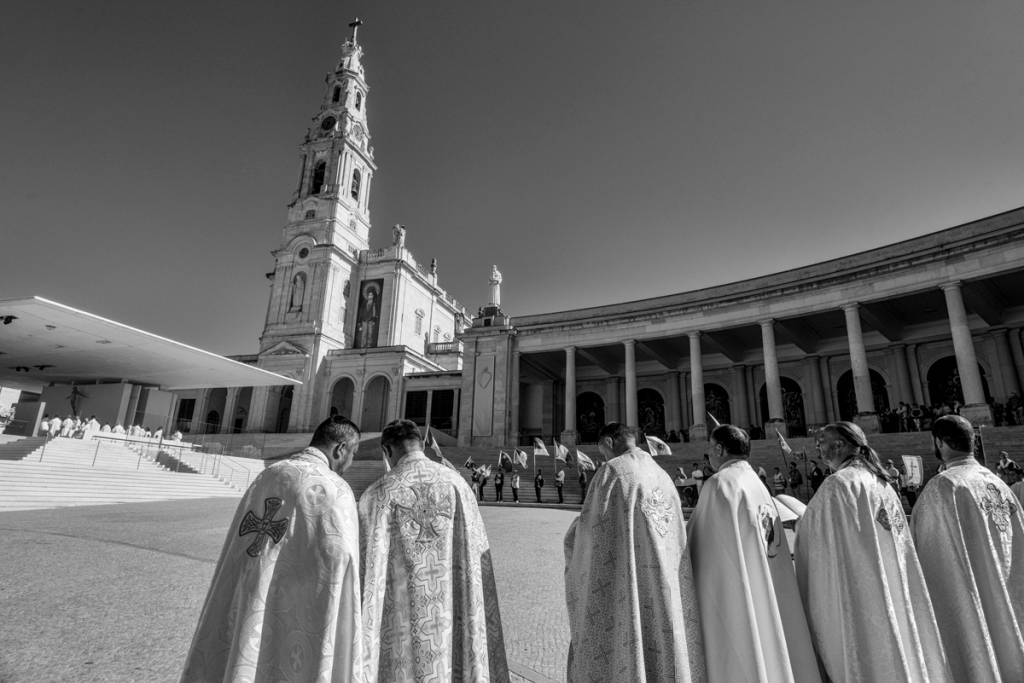 Membros eclesiáticos em frente à basílica