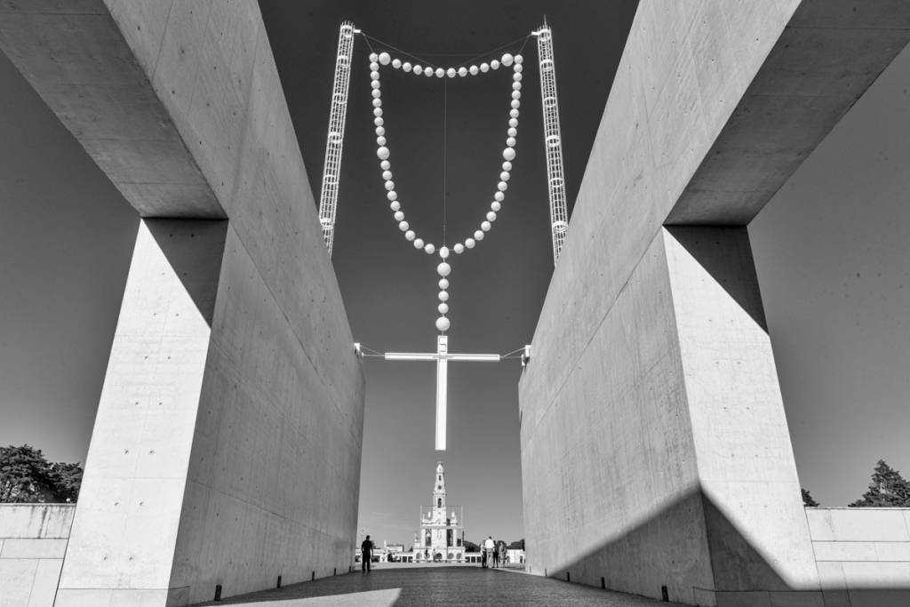 A escultura de Joana de Vasconcelos em um novo ângulo, com a basílica ao fundo