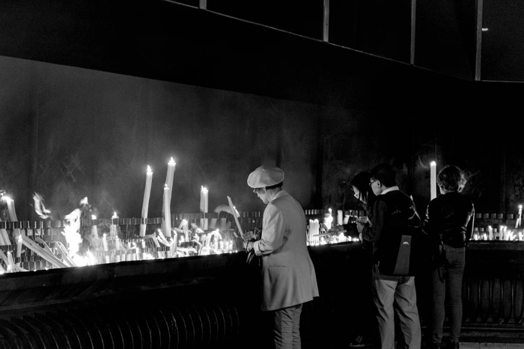 Altar de velas ao lado da Capelinha das Aparições