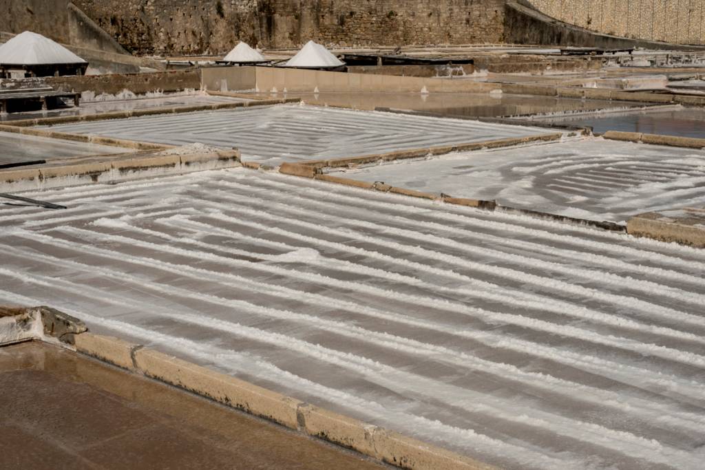 A secagem artesanal do sal: de abril a outubro
