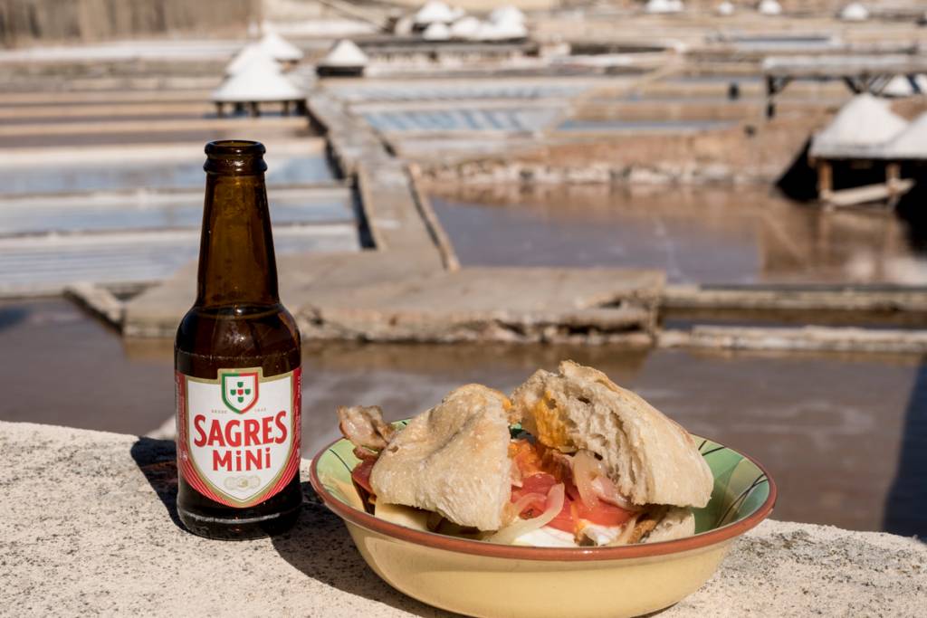 A famosa bifana à moda da salina, que leva carne de porco, ovo frito, cebolas e salada: pode querer agora?