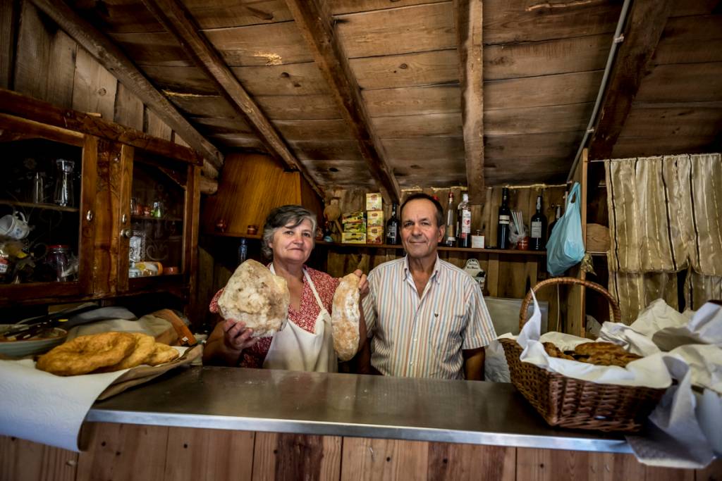 Dona Maria e Sr. Ramiro com os pães que fazem e vendem na Picota: delícias caseiras