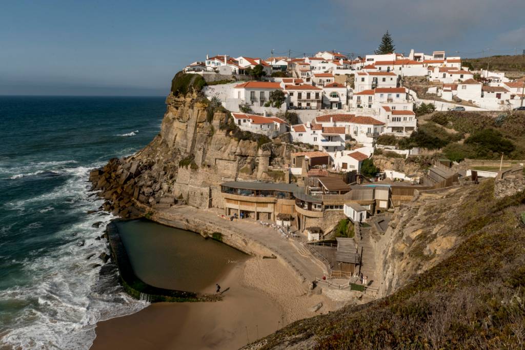 A vila vista do alto de uma falésia: menos de mil habitantes