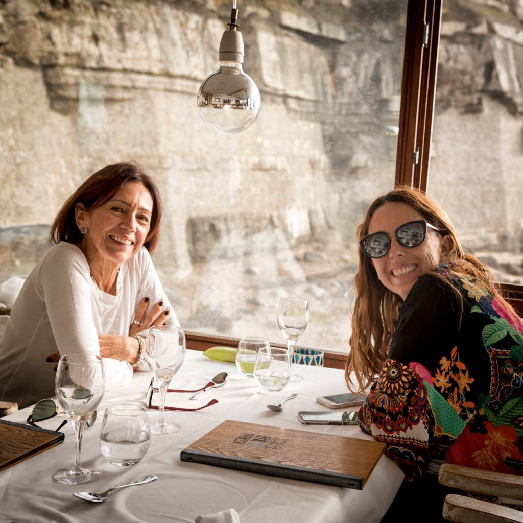 Eu e a cara de feliz da minha mãe, de frente para o mar: volta garantida