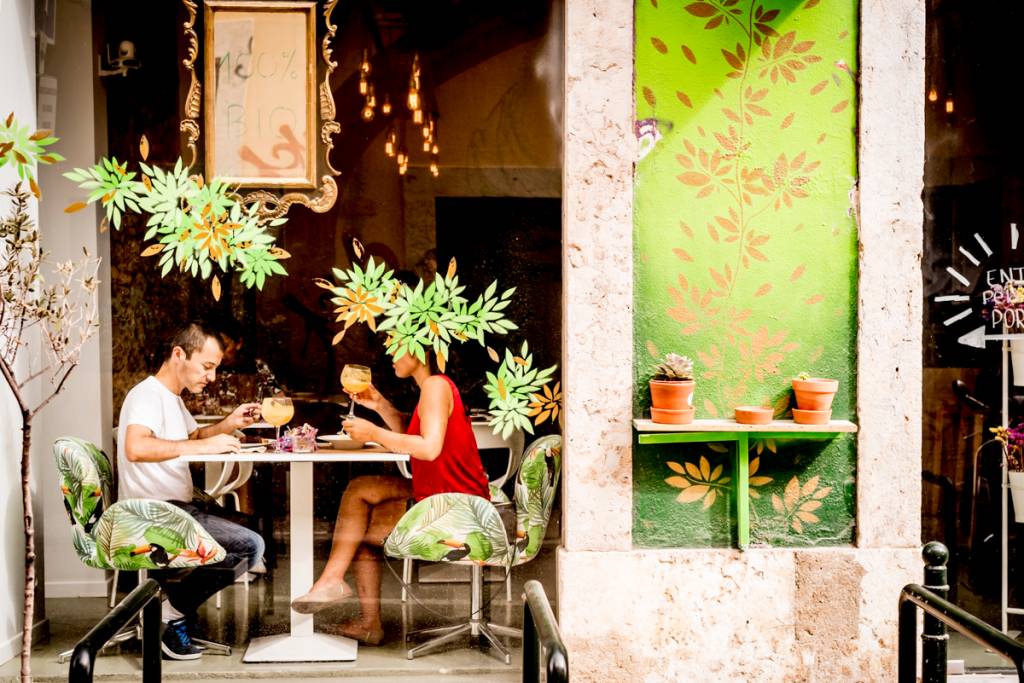 A fachada do restaurante: pequeno oásis em Santos