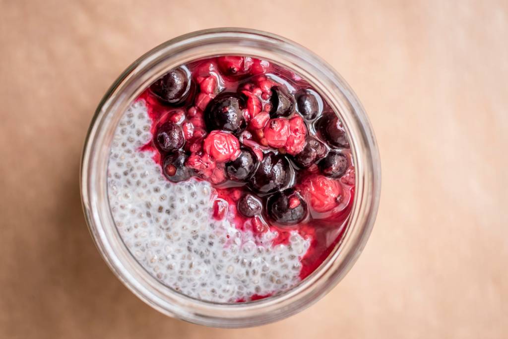 Pudim de chia: gostosinho, mas enooorme, com uma calda azedinha de frutos vermelhos