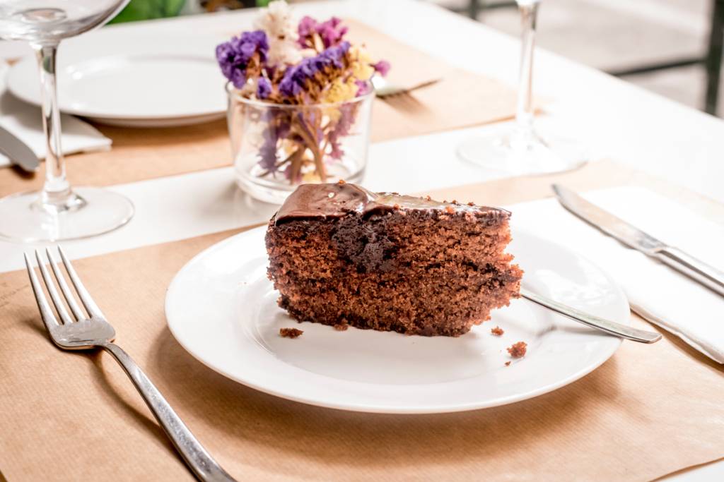 O bolo de chocolate vegan: levíssimo, cobertura cremosa, grand finale