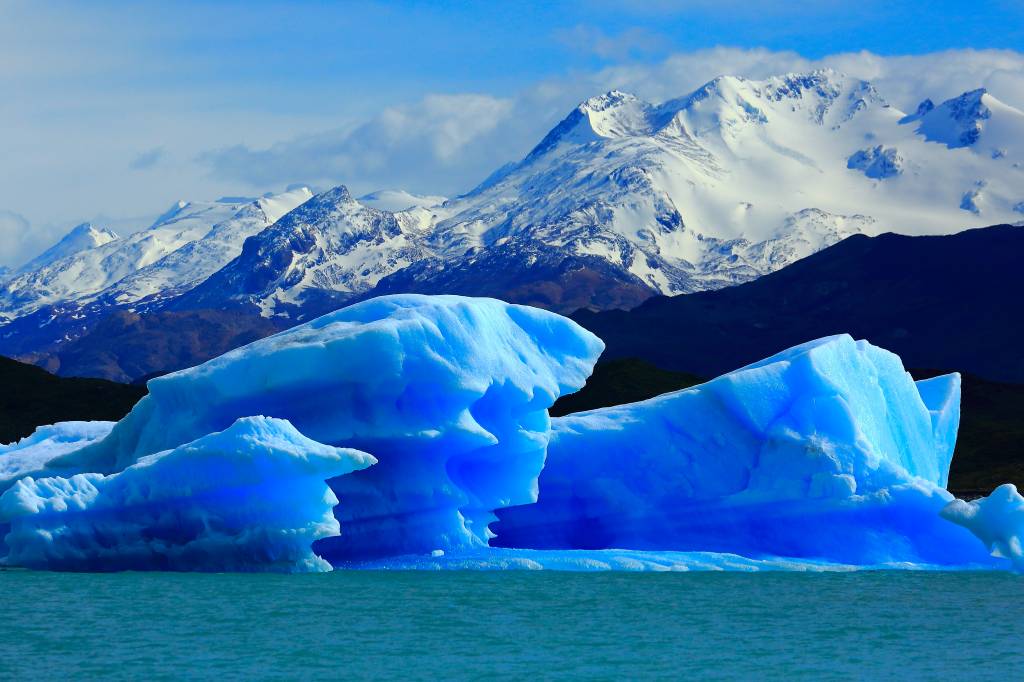 As formas surreais e o azul eletrizante dos icebergs que se desprendem da Upsala. Crédito: