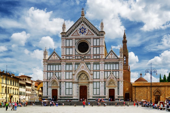 Basílica di Santa Croce, em Florença, Itália, de onde se desprendeu um pedaço do teto e fez uma vítima fatal