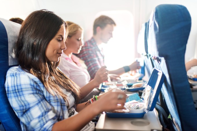 Passageiros almoçando dentro do avião