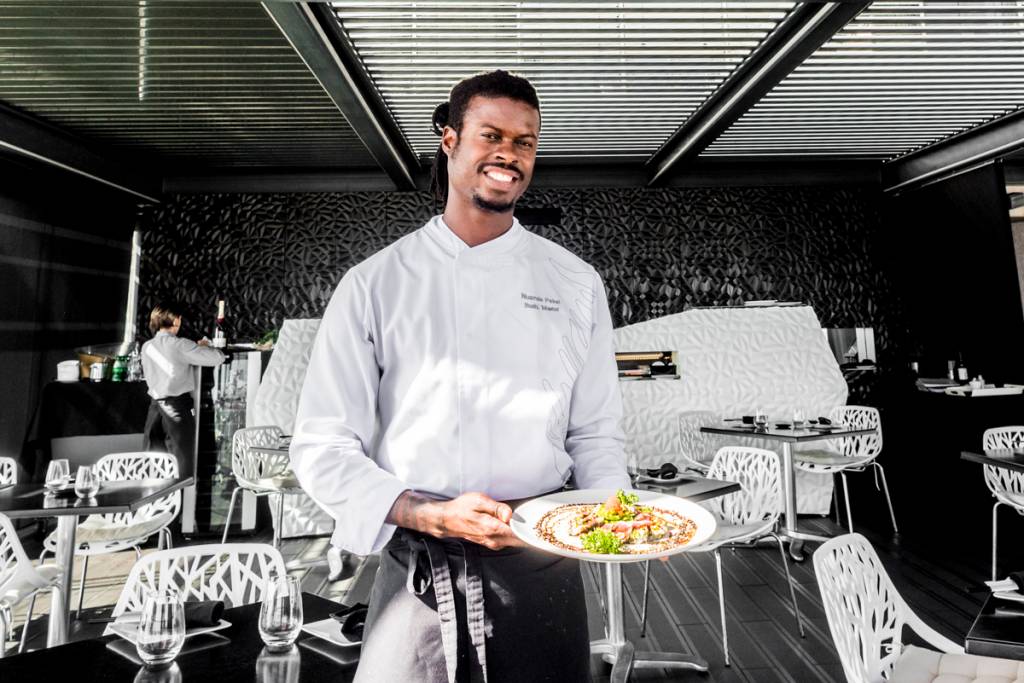 O brasileiro Nuande Pekel: surfista e sushi master