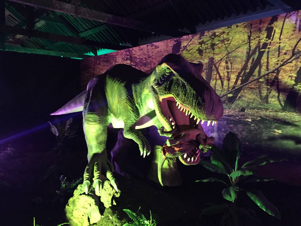 Um T-Rex devorando a presa: movimentos e sons
