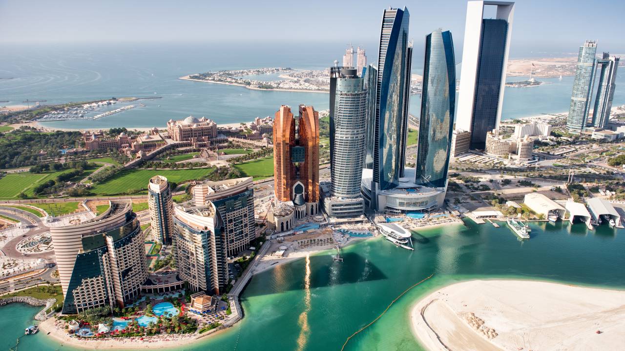 A opulência Abu Dhabi vista de um helicóptero