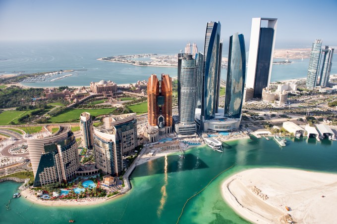 A opulência Abu Dhabi vista de um helicóptero