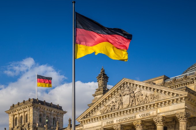 Bandeira alemã em frente ao Reichstag
