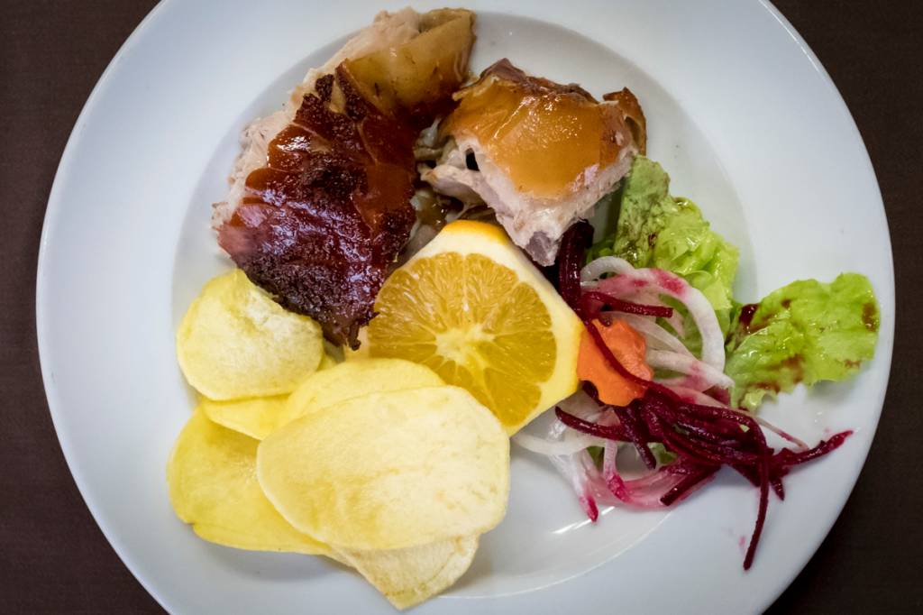 O prato perfeito: batatas fritas e salada com laranja