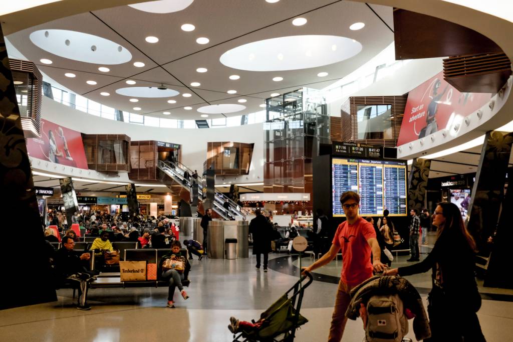 O hall central da área de embarque do Terminal 1: depois do controle de raio-X é só alegria