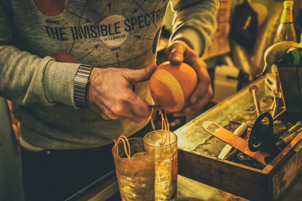 Sai um gin tônica: neste dia, com casca de laranja