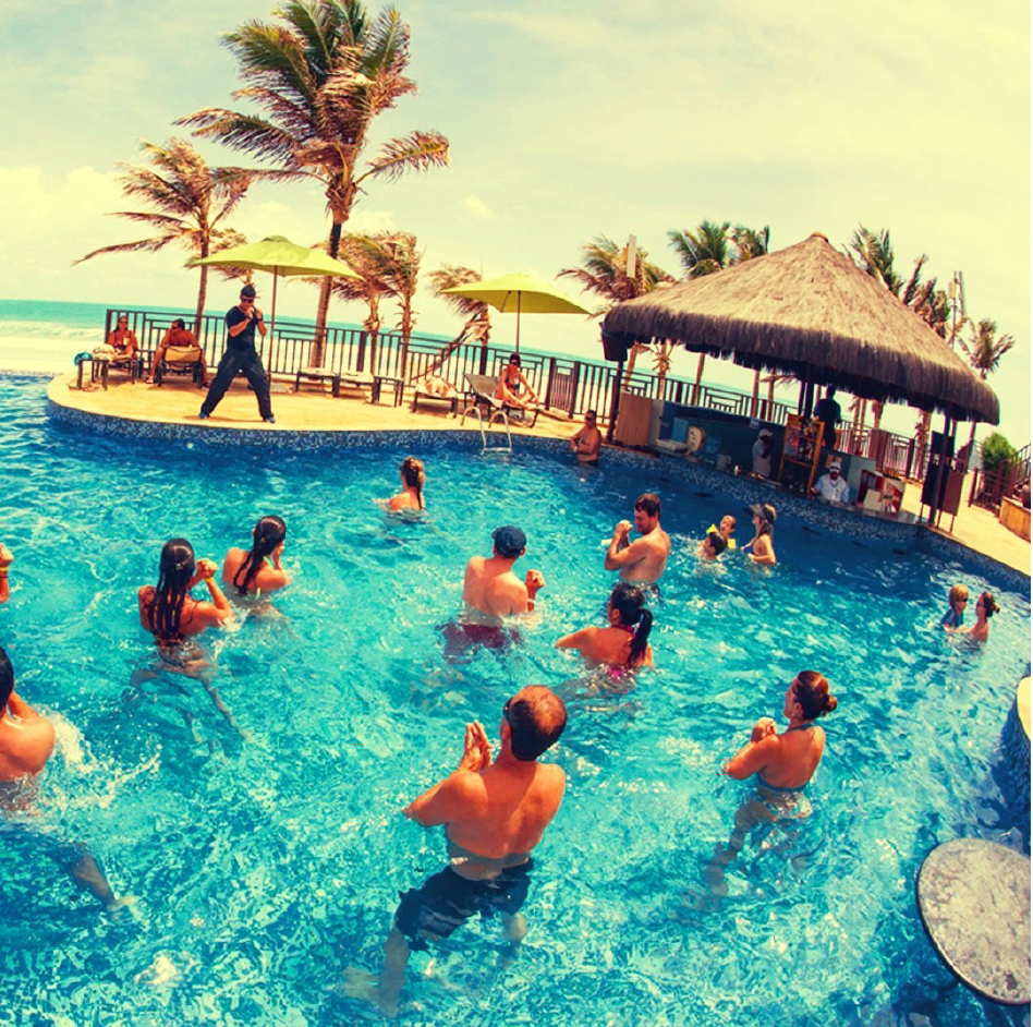 Hidroginástica na piscina de resort no Beach Park, Ceará