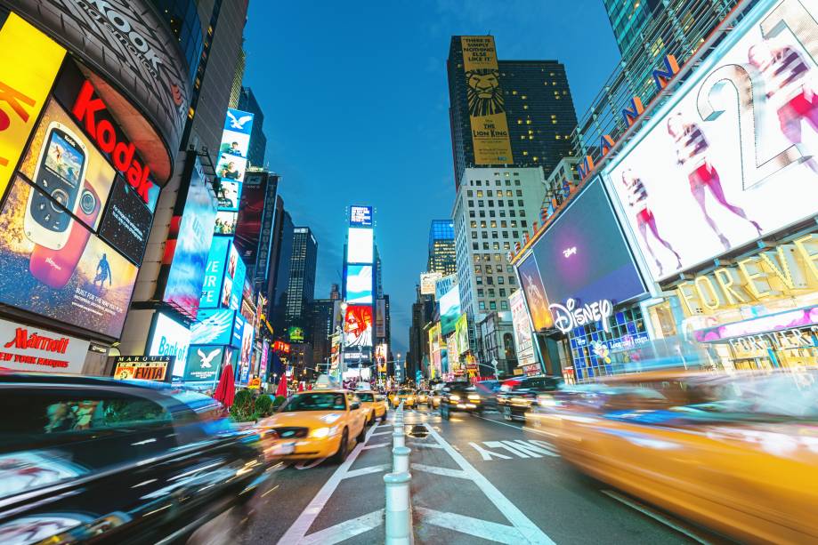 <strong>Times Square – <a href="https://viagemeturismo.abril.com.br/materias/guia-tudo-sobre-nova-york/" target="_blank" rel="noopener">Nova York</a> – <a href="https://viagemeturismo.abril.com.br/paises/estados-unidos/" target="_blank" rel="noopener">Estados Unidos</a></strong> Não é exatamente uma praça como as outras e sim um largo entre os cruzamentos de duas grandes avenidas da Grande Maçã. É um dos principais cartões postais da cidade e não poderia faltar nessa lista! As milhares de luzes, cartazes, painéis e, principalmente, as multidões de pessoas que vão e vem nas ruas que cruzam a 42nd Street, a 7ª avenida e a <a href="https://viajeaqui.abril.com.br/estabelecimentos/estados-unidos-nova-york-atracao-broadway" target="_blank" rel="noopener"><strong>Broadway</strong></a> podem te deixar um pouco tonto. Mas passa, não se preocupe. Essa sensação de muita informação, muita luz e muita gente é comum entre os visitantes <a href="https://www.booking.com/searchresults.pt-br.html?aid=332455&sid=d98f25c4d6d5f89238aebe98e11a09ba&sb=1&src=searchresults&src_elem=sb&error_url=https%3A%2F%2Fwww.booking.com%2Fsearchresults.pt-br.html%3Faid%3D332455%3Bsid%3Dd98f25c4d6d5f89238aebe98e11a09ba%3Btmpl%3Dsearchresults%3Bac_click_type%3Db%3Bac_position%3D0%3Bcity%3D-132007%3Bclass_interval%3D1%3Bdest_id%3D-1898541%3Bdest_type%3Dcity%3Bdtdisc%3D0%3Bfrom_sf%3D1%3Bgroup_adults%3D2%3Bgroup_children%3D0%3Biata%3DBJS%3Binac%3D0%3Bindex_postcard%3D0%3Blabel_click%3Dundef%3Bno_rooms%3D1%3Boffset%3D0%3Bpostcard%3D0%3Braw_dest_type%3Dcity%3Broom1%3DA%252CA%3Bsb_price_type%3Dtotal%3Bsearch_selected%3D1%3Bshw_aparth%3D1%3Bslp_r_match%3D0%3Bsrc%3Dsearchresults%3Bsrc_elem%3Dsb%3Bsrpvid%3Da8af79f89744020b%3Bss%3DBeijing%252C%2520Beijing%2520Area%252C%2520China%3Bss_all%3D0%3Bss_raw%3Dbeijing%3Bssb%3Dempty%3Bsshis%3D0%3Bssne%3DVeneza%3Bssne_untouched%3DVeneza%26%3B&ss=Nova+York%2C+Estado+de+Nova+York%2C+Estados+Unidos&is_ski_area=&ssne=Pequim&ssne_untouched=Pequim&city=-1898541&checkin_year=&checkin_month=&checkout_year=&checkout_month=&group_adults=2&group_children=0&no_rooms=1&from_sf=1&ss_raw=nova+york&ac_position=0&ac_langcode=xb&ac_click_type=b&dest_id=20088325&dest_type=city&iata=NYC&place_id_lat=40.768074&place_id_lon=-73.981895&search_pageview_id=a8af79f89744020b&search_selected=true&search_pageview_id=a8af79f89744020b&ac_suggestion_list_length=5&ac_suggestion_theme_list_length=0" target="_blank" rel="noopener"><em>Busque hospedagem em Nova York</em></a>