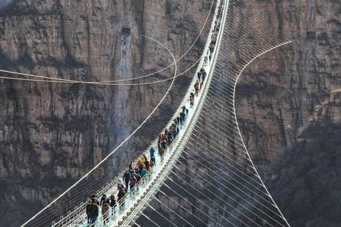 Ponte de vidro mais longa do mundo, na China