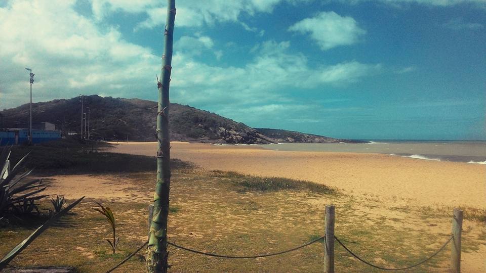 Praia da Barra do Jucu, em Vila Velha, tem trechos tranquilos e perigosos para banho