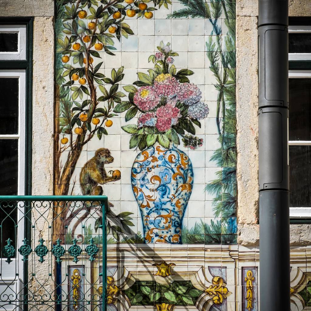 Painel que reveste a fachada da loja Viúva Lamego, no Largo do Intendente Pina Manique