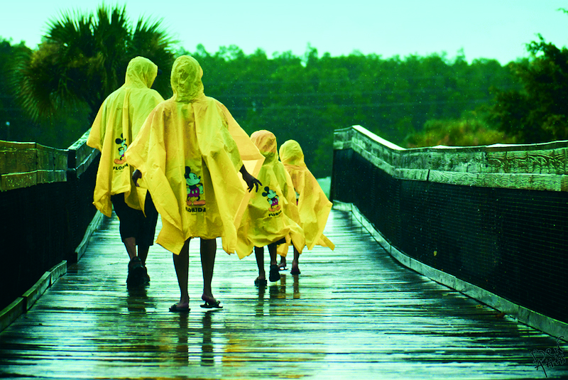 Família na chuva em Orlando