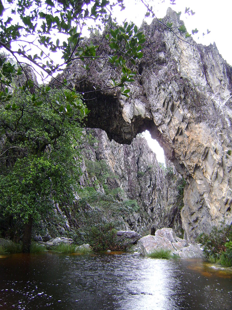 A curiosa Ponte de Pedra sobre o Rio São Domingos, em Cavalcante