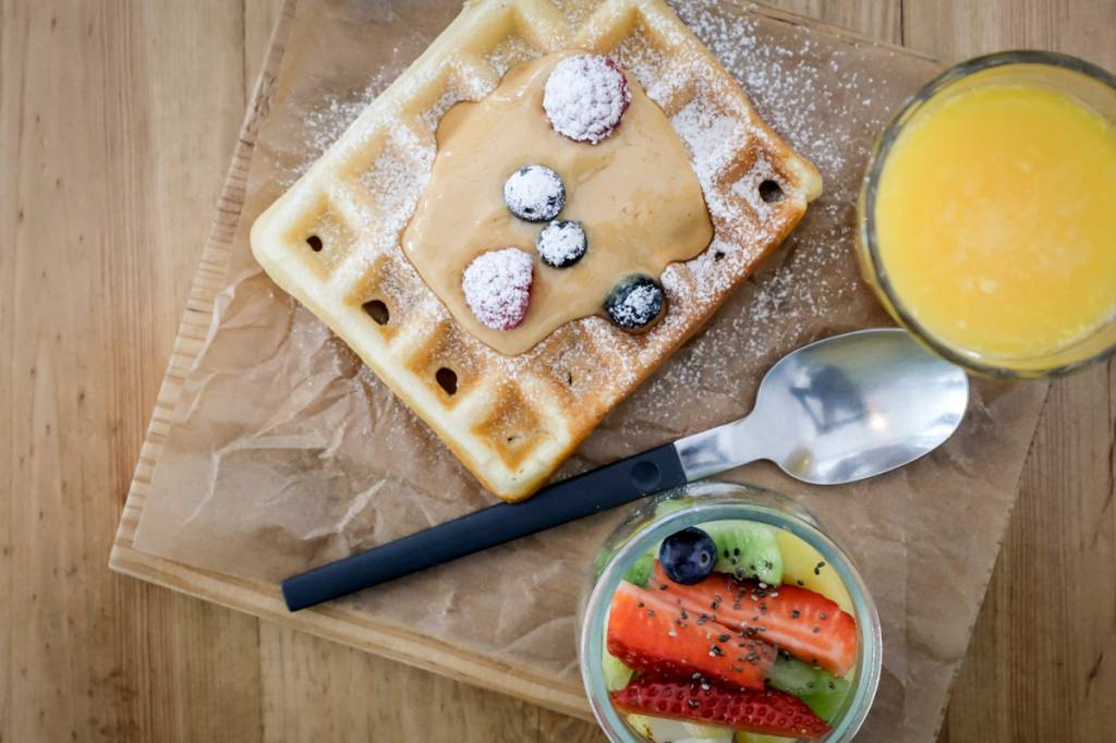 Waffle com caramelo caseiro e frutas vermelhas: de morrer