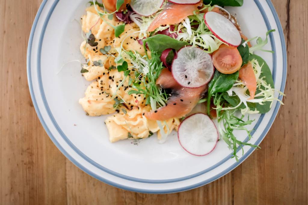 Ovos mexidos com salão defumado e saladinha