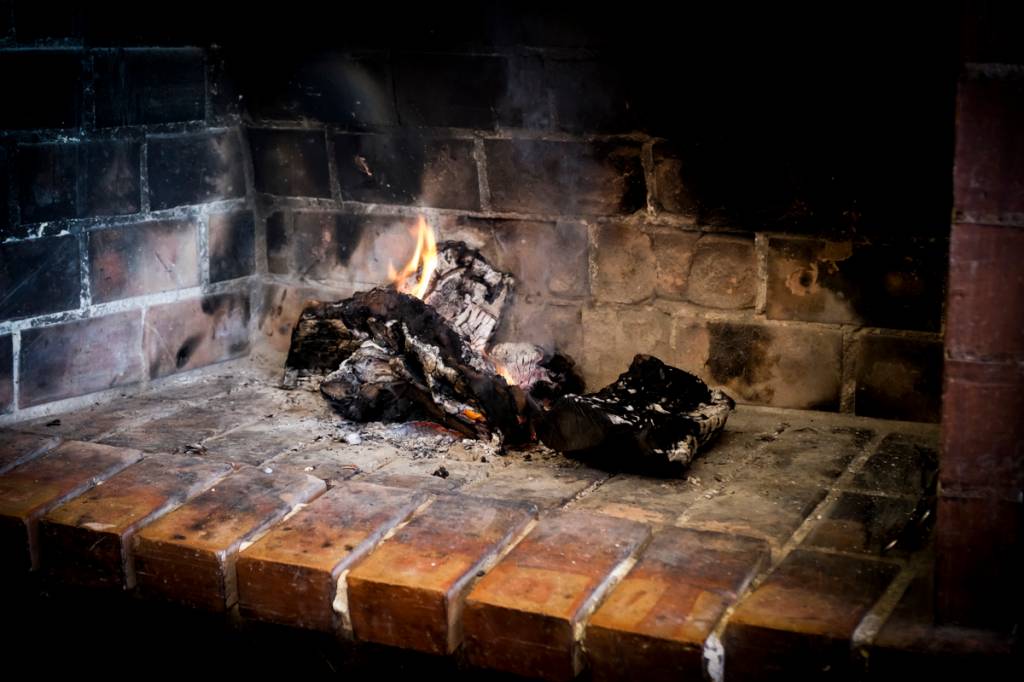 Lareira para os dias mais frios: confortinho delícia