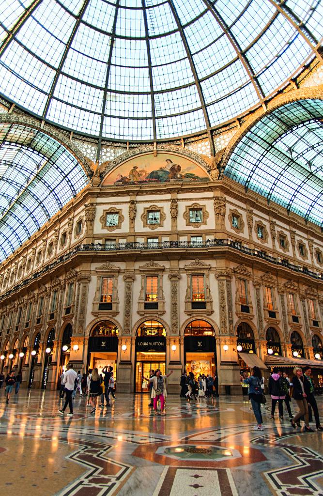 Foto de Prada Lojas Em Milão Itália e mais fotos de stock de Galeria  Vittorio Emanuele II - Galeria Vittorio Emanuele II, Fazer Compras, Milão -  iStock