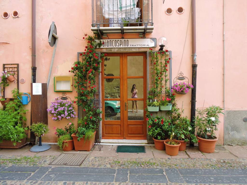 Cidade italiana Bosa encanta pela riqueza histórica e pelo