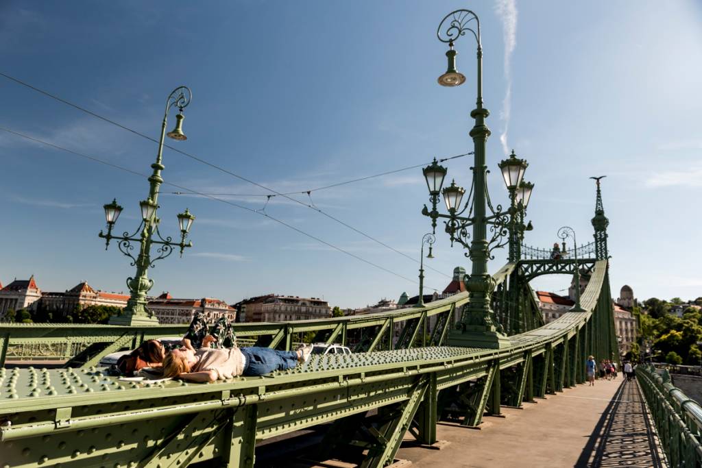 A Ponte Szabadsag sobre o Danúbio: de um lado, Buda; do outro, Peste
